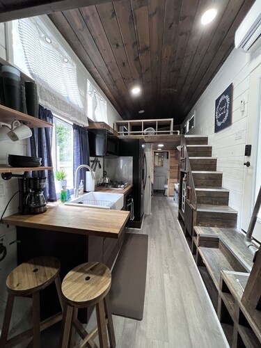 Unique Tiny Home Escape! Fully Equipped & Relaxing, Privacy-Fenced Outdoor Space