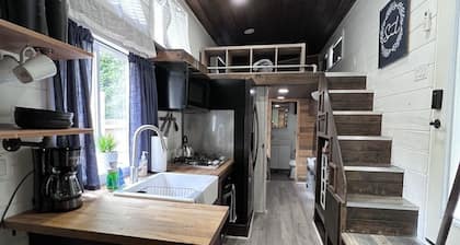 Unique Tiny Home Escape! Fully Equipped & Relaxing, Privacy-Fenced Outdoor Space