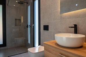 Haartrockner, Handtücher, Seife, Shampoo