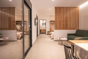 Bügeleisen/Bügelbrett, Reisekinderbett, kostenloses WLAN, Bettwäsche