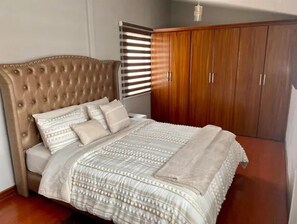 3 Schlafzimmer, Schreibtisch, Bügeleisen/Bügelbrett, Reisekinderbett