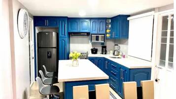 Frigorífico, microondas, horno y placa de cocina