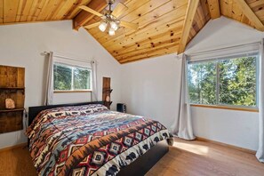 2 bedrooms, iron/ironing board, WiFi, bed sheets - Walk to town, Lake access, Pet Friendly, King bed (Twain Harte)