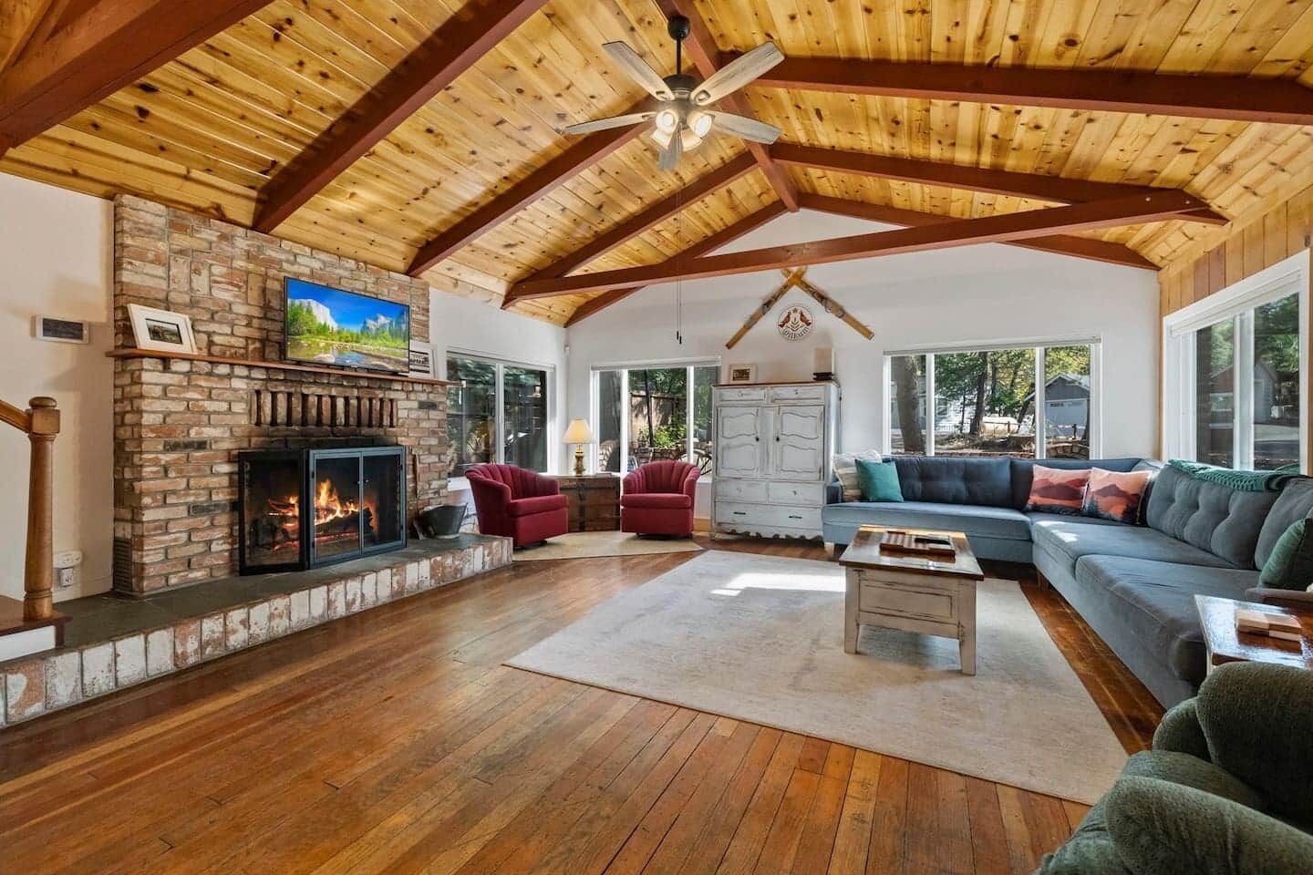 Una Smart TV, una chimenea