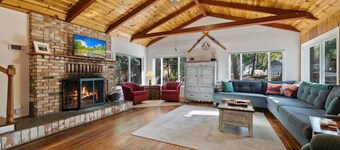 Walk to town, Lake access, Pet Friendly, King bed