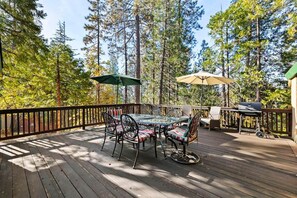 Outdoor dining - Walk to town, Lake access, Pet Friendly, King bed (Twain Harte)