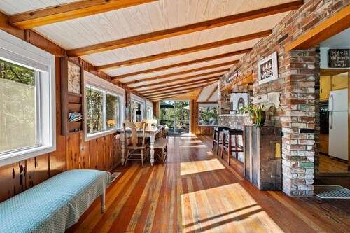 Walk to town, Lake access, Pet Friendly, King bed