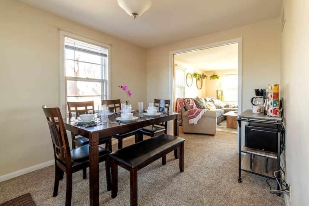 Lovely Upper Unit, Steps to the Beach and Zoo