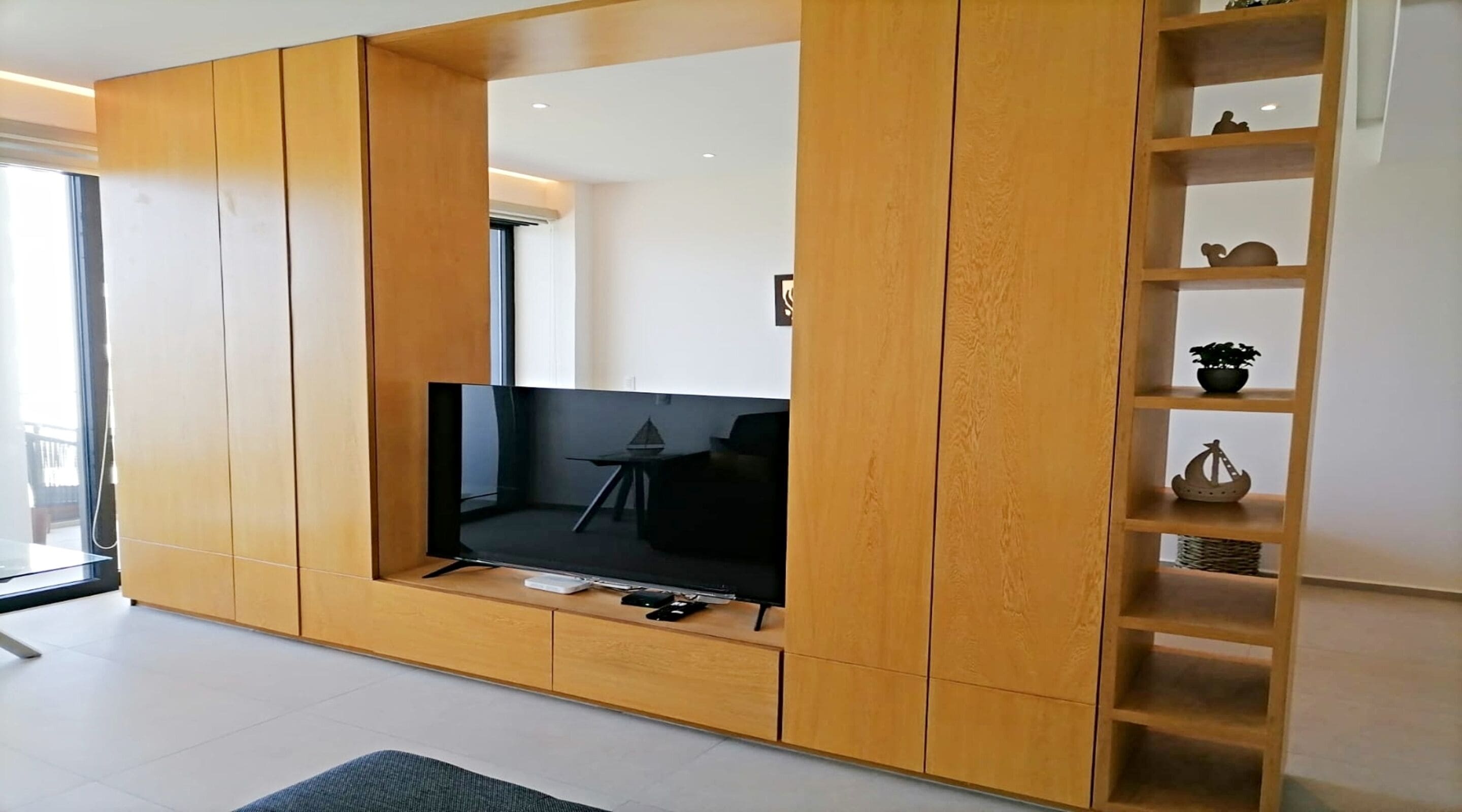 Apartemen Deluks | Area keluarga | Televisi LED 42-inci dengan saluran TV digital dan TV
