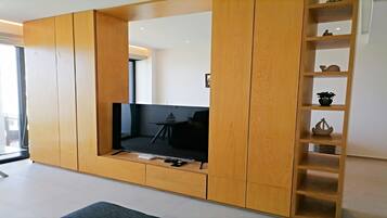Apartemen Deluks | Area keluarga | Televisi LED 42-inci dengan saluran TV digital dan TV