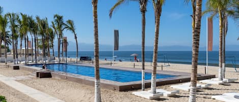 Sulla spiaggia, sabbia bianca