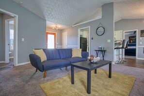 Living area - The Covington Cozy & Comfort - Sleeps Up To 8 (Covington)