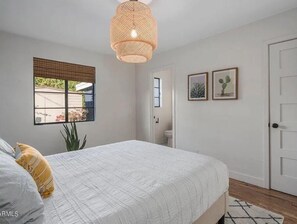 3 室のベッドルーム、デスク、WiFi (無料)、ベッドシーツ