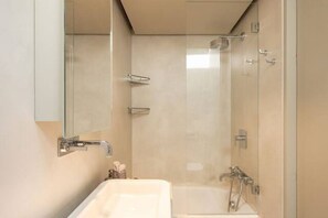 Douche, sèche-cheveux, bidet, serviettes fournies