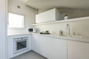 Kjøleskap, mikrobølgeovn, ovn og kokeplater