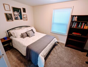 2 habitaciones, escritorio, tabla de planchar con plancha y wifi gratis 