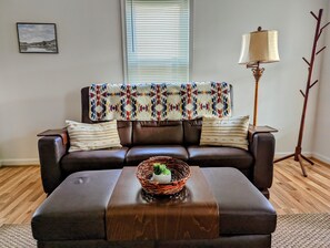 Smart TV, chimenea y libros 