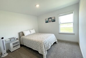 4 Schlafzimmer, Schreibtisch, Bügeleisen/Bügelbrett, Reisekinderbett