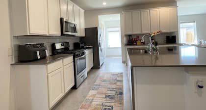 Charming 4B Lake View Cul-De-Sac Home @ Katy