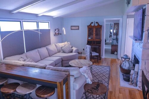 Pet Friendly Cozy Coastal Rancher - Room to Roam