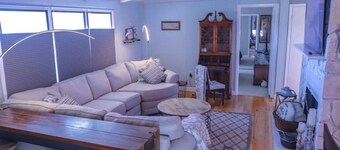 Pet Friendly Cozy Coastal Rancher - Room to Roam