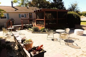 Outdoor dining - Pet Friendly Cozy Coastal Rancher - Room to Roam (Georgetown)