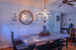 Dining - Pet Friendly Cozy Coastal Rancher - Room to Roam (Georgetown)