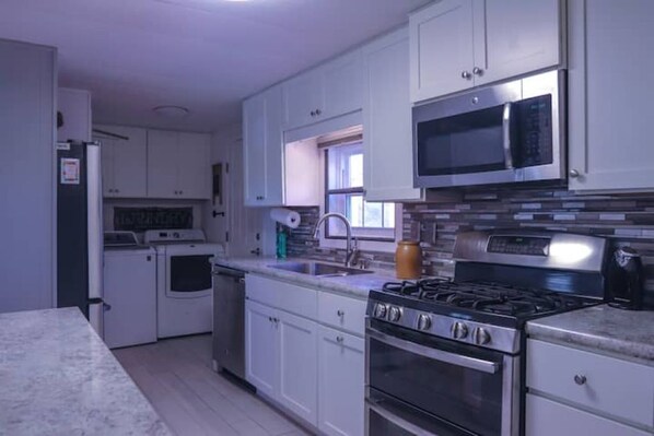Fridge, microwave, oven, stovetop - Pet Friendly Cozy Coastal Rancher - Room to Roam (Georgetown)