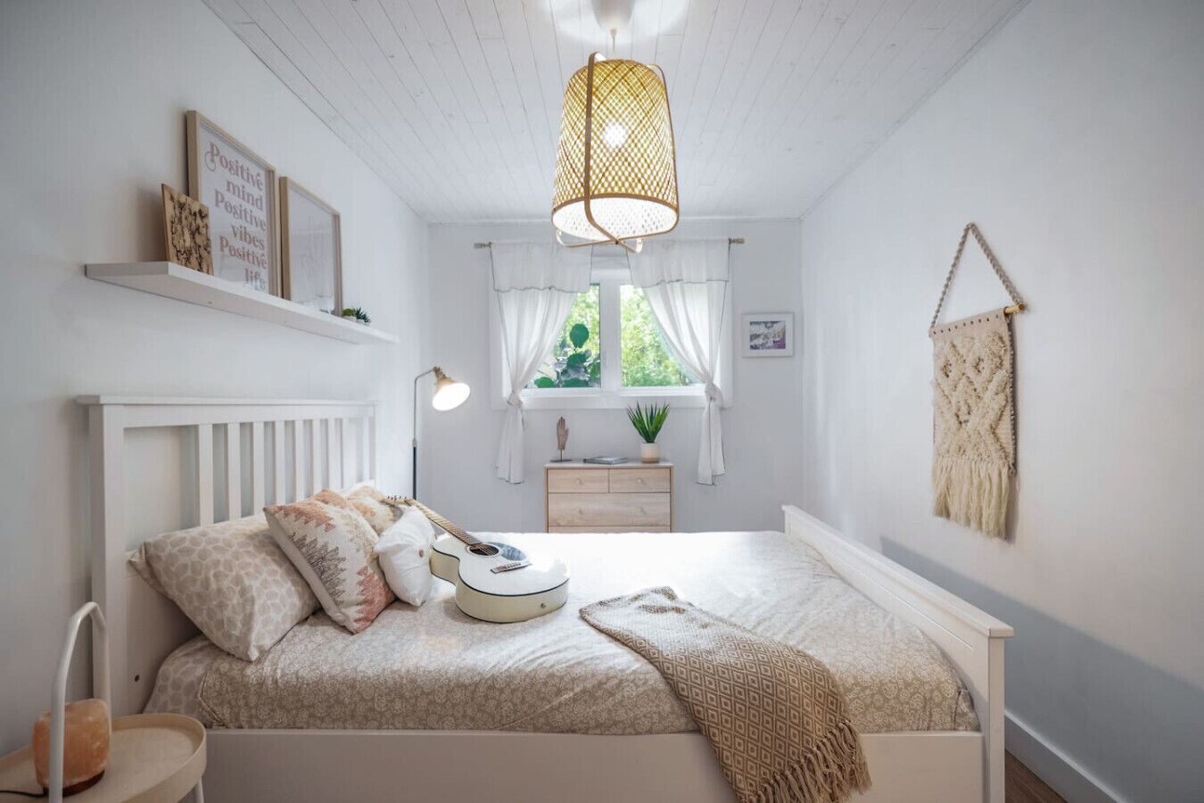 3 slaapkamers, een bureau, een strijkplank/strijkijzer, reisbedje