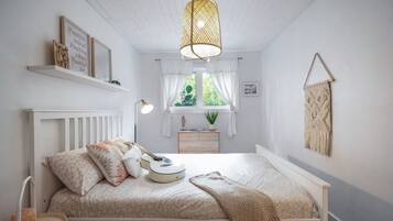 3 slaapkamers, een bureau, een strijkplank/strijkijzer, reisbedje