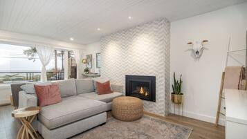 Een televisie en een open haard