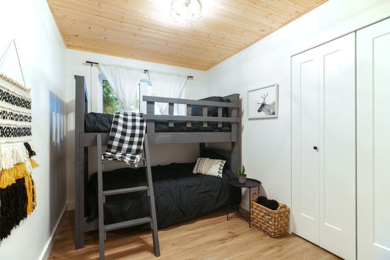 3 habitaciones, escritorio y tabla de planchar con plancha 