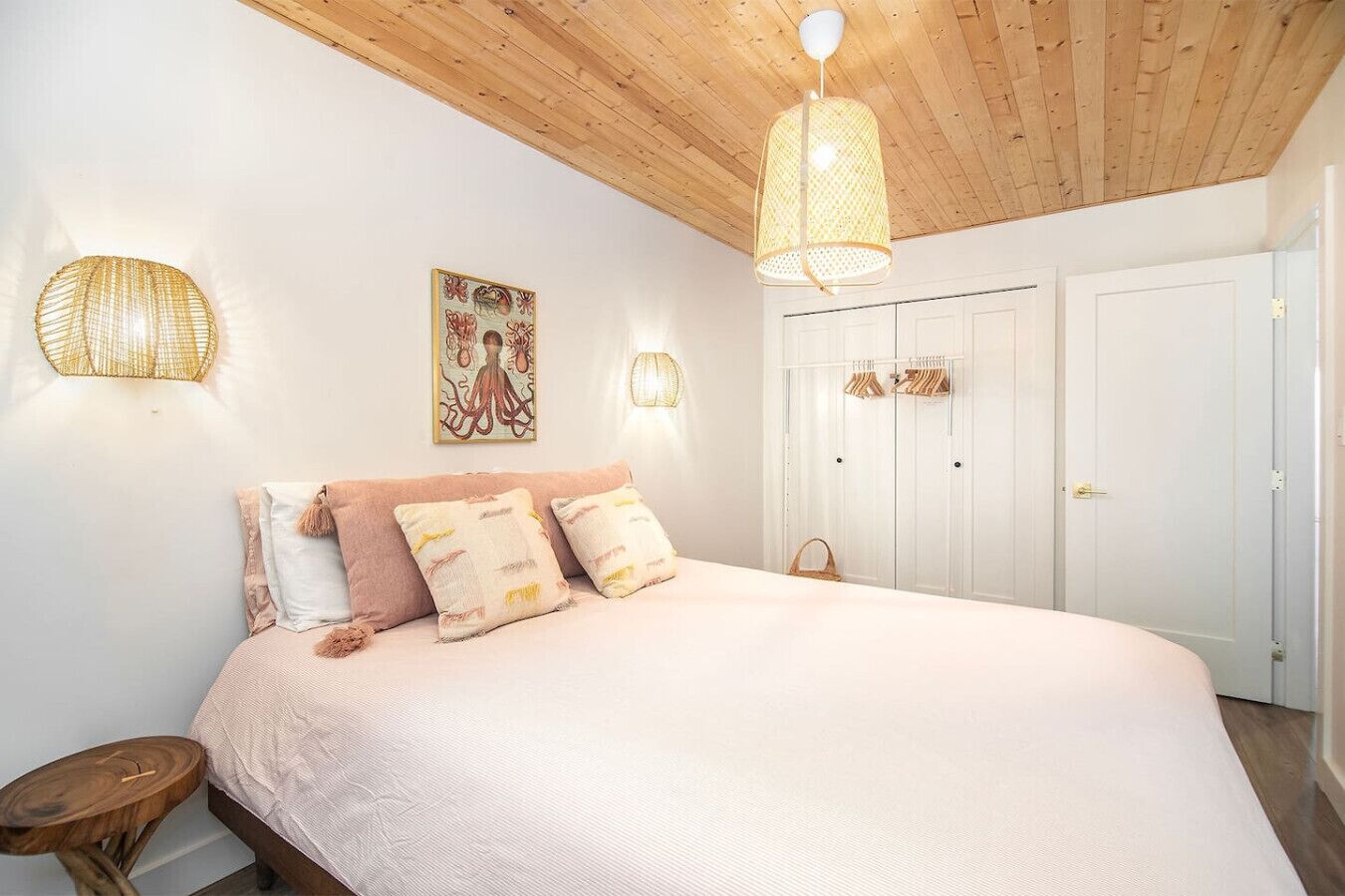 3 bedrooms, desk, iron/ironing board, travel cot