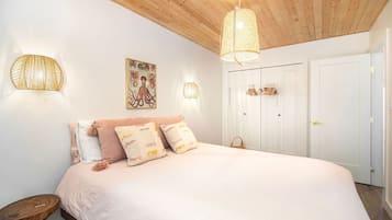 3 bedrooms, desk, iron/ironing board, travel cot