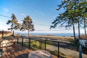 Property grounds - Sea,Sunrises,Sauna | Oceanfront Stylish Retreat (Campbell River)