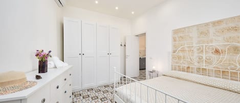 2 bedrooms, iron/ironing board, travel cot, free WiFi