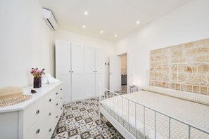 2 habitaciones, tabla de planchar con plancha y cuna de viaje 