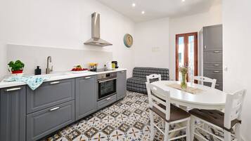 Frigorifero, forno, piano cottura, lavastoviglie