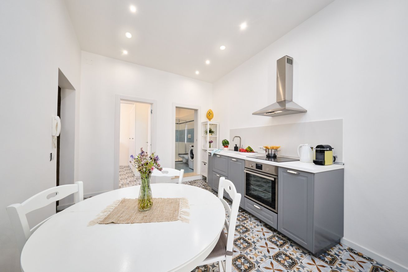 Kjøleskap, ovn, kokeplater og oppvaskmaskin