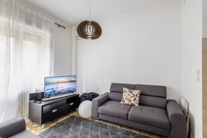 Living area - GuestHost - Apartment located on the first floor of a building without a lift.In 100 square meters of space it comfortably accommodates 6 people, with two double bedrooms and a third with two single beds (NOT joinable).Two bathrooms, one of which is serv (Mestre)