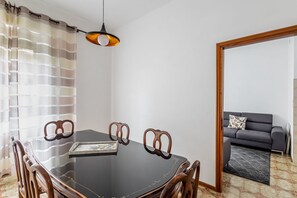 Interior - GuestHost - Apartment located on the first floor of a building without a lift.In 100 square meters of space it comfortably accommodates 6 people, with two double bedrooms and a third with two single beds (NOT joinable).Two bathrooms, one of which is serv (Mestre)