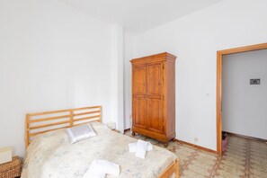 2 bedrooms, WiFi - GuestHost - Apartment located on the first floor of a building without a lift.In 100 square meters of space it comfortably accommodates 6 people, with two double bedrooms and a third with two single beds (NOT joinable).Two bathrooms, one of which is serv (Mestre)