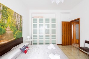 2 bedrooms, WiFi - GuestHost - Apartment located on the first floor of a building without a lift.In 100 square meters of space it comfortably accommodates 6 people, with two double bedrooms and a third with two single beds (NOT joinable).Two bathrooms, one of which is serv (Mestre)