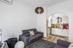 Living area - GuestHost - Apartment located on the first floor of a building without a lift.In 100 square meters of space it comfortably accommodates 6 people, with two double bedrooms and a third with two single beds (NOT joinable).Two bathrooms, one of which is serv (Mestre)
