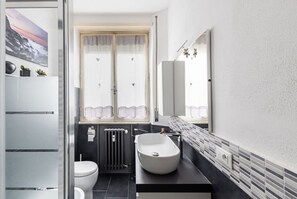 Shower, bidet - GuestHost - Apartment located on the first floor of a building without a lift.In 100 square meters of space it comfortably accommodates 6 people, with two double bedrooms and a third with two single beds (NOT joinable).Two bathrooms, one of which is serv (Mestre)