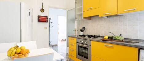 Jääkaappi, uuni, liesi, vedenkeitin