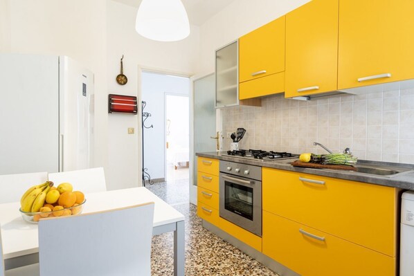 冷蔵庫、オーブン、コンロ、電気ポット