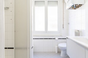 Shower, hair dryer, bidet, towels