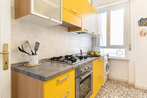 Refrigerador, horno, parrilla de estufa y tetera eléctrica 