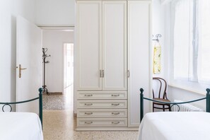 2 habitaciones, tabla de planchar con plancha, internet y ropa de cama 